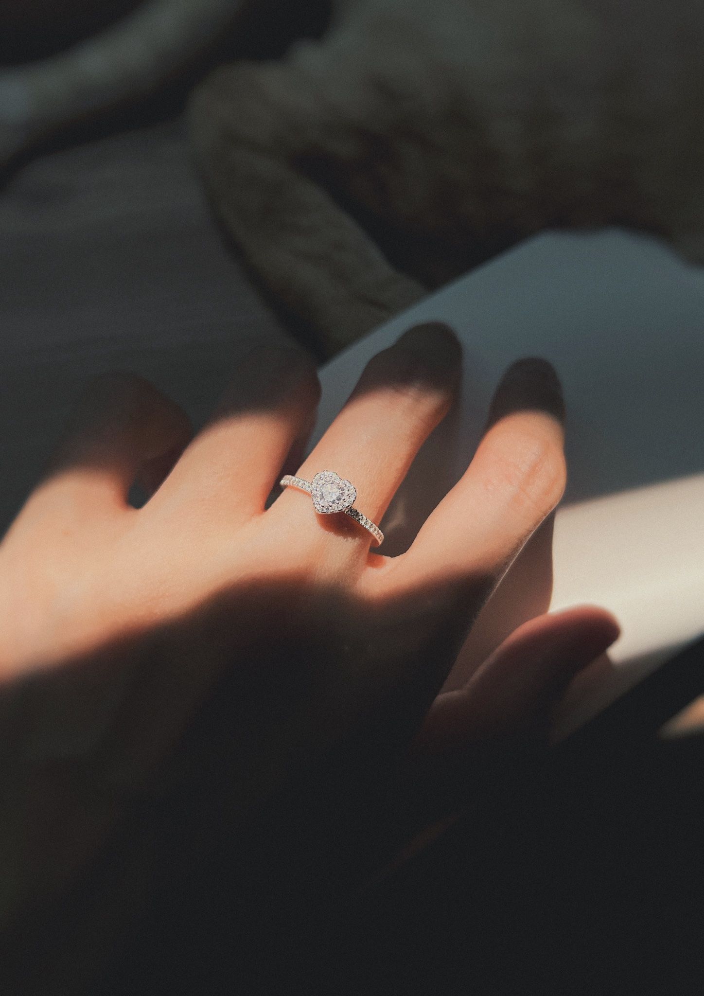 Nhẫn Đá Tim Dễ Thương Ổ Cao Hai Bên Viền Đá (Chiếc)