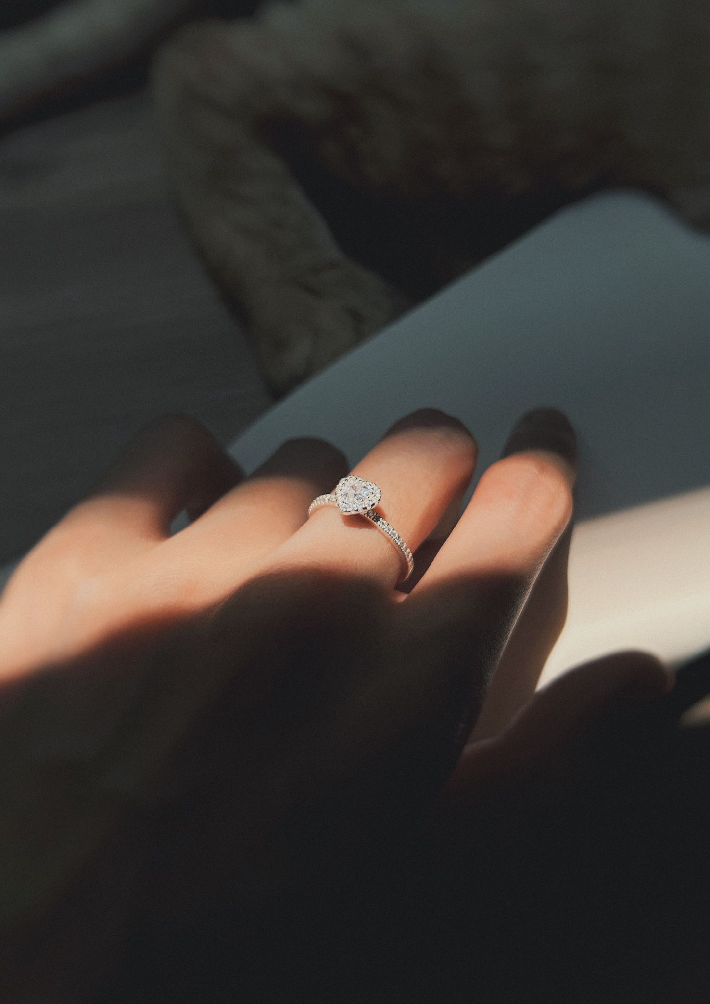 Nhẫn Đá Tim Dễ Thương Ổ Cao Hai Bên Viền Đá (Chiếc)