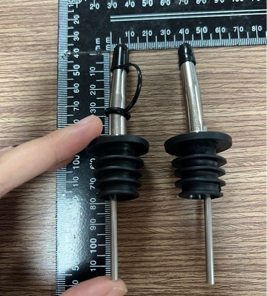 Vòi rót có nắp có dây kèm- pourer with cap