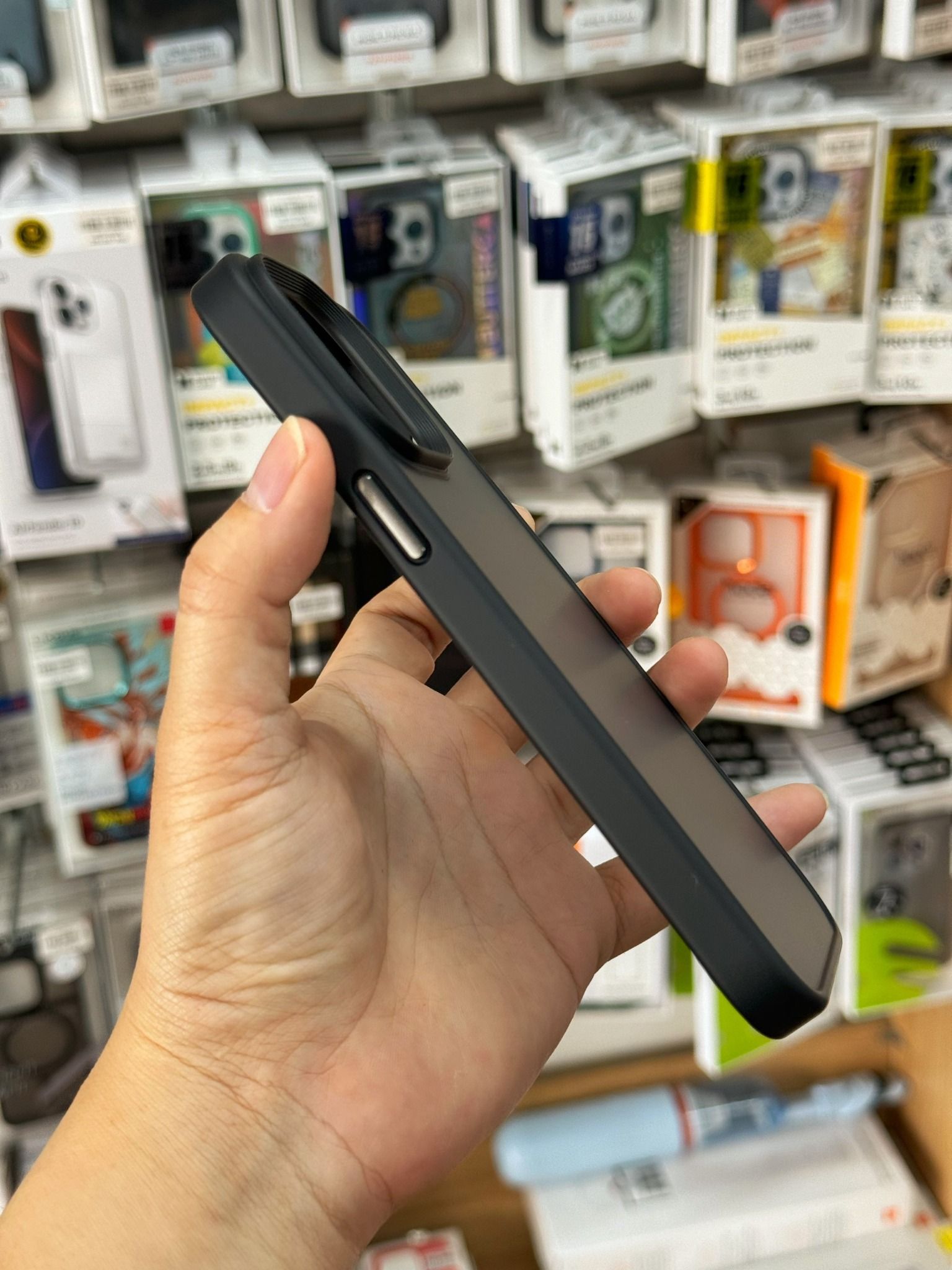 Ốp 14 Promax Likgus Nhám Viền Màu (Đen)