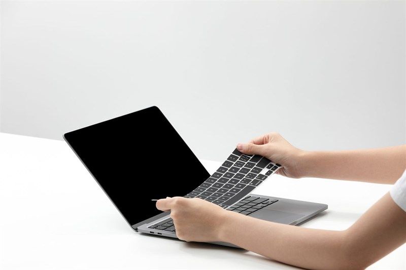 Phủ Phím Innostyle Black (USA) Macbook Pro 14 (M1)/ Air M2