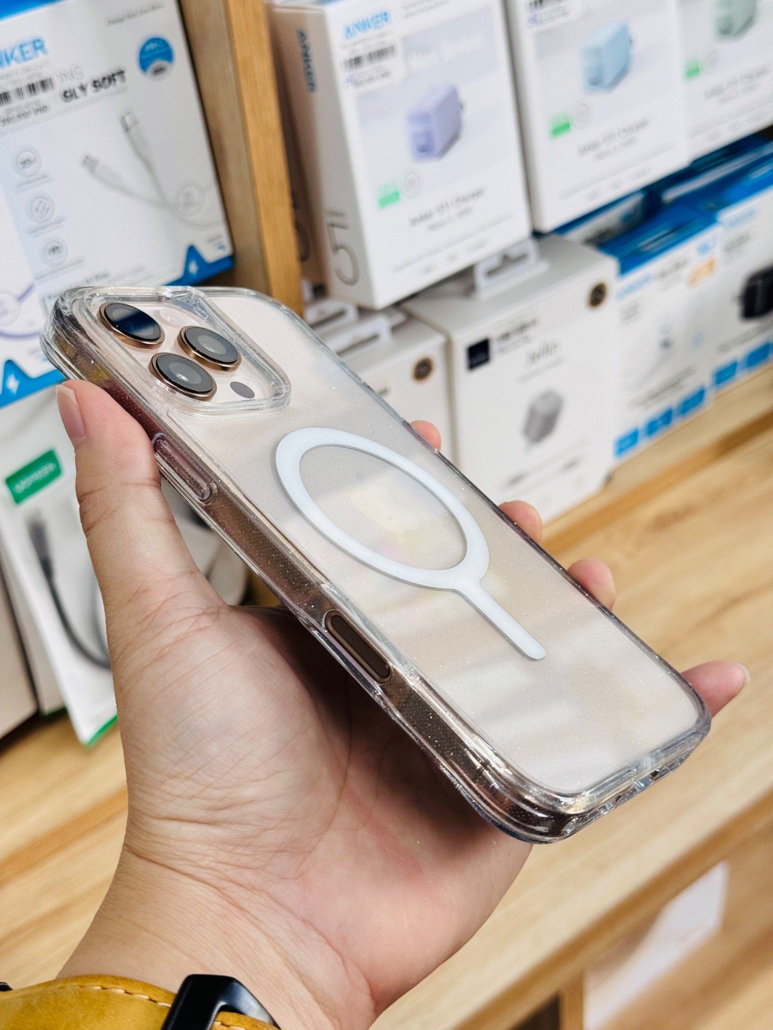 Ốp 16 Promax UNIQ Lifepro Xtreme-Lucent