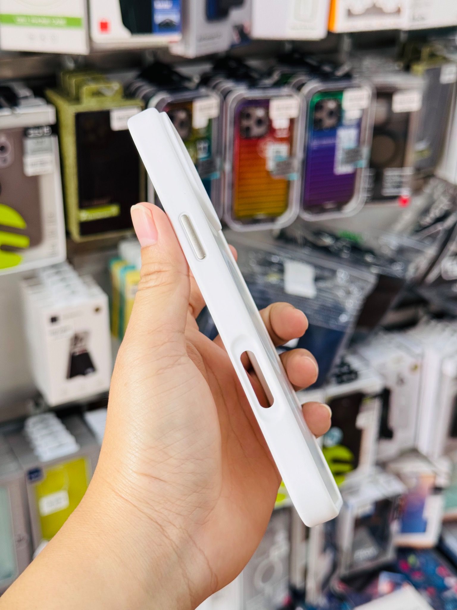 Ốp 16 Promax Likgus Nhám Magsafe - Trắng