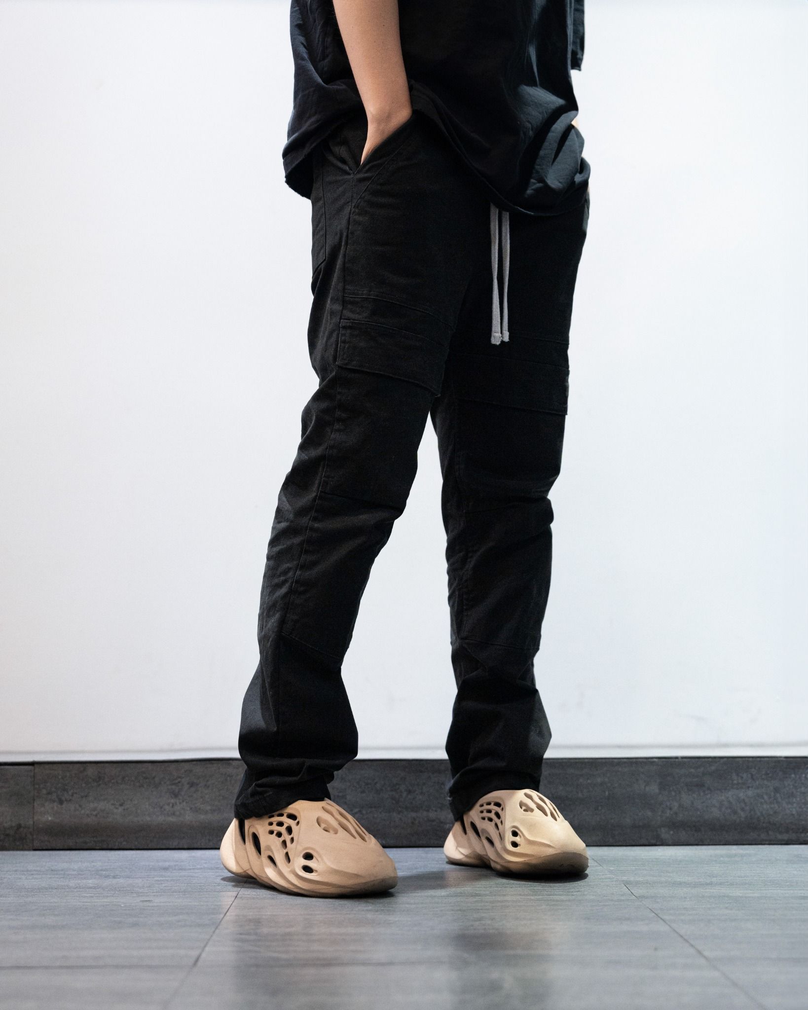 LOOSE HYBRID CARGO PANTS - BLACK