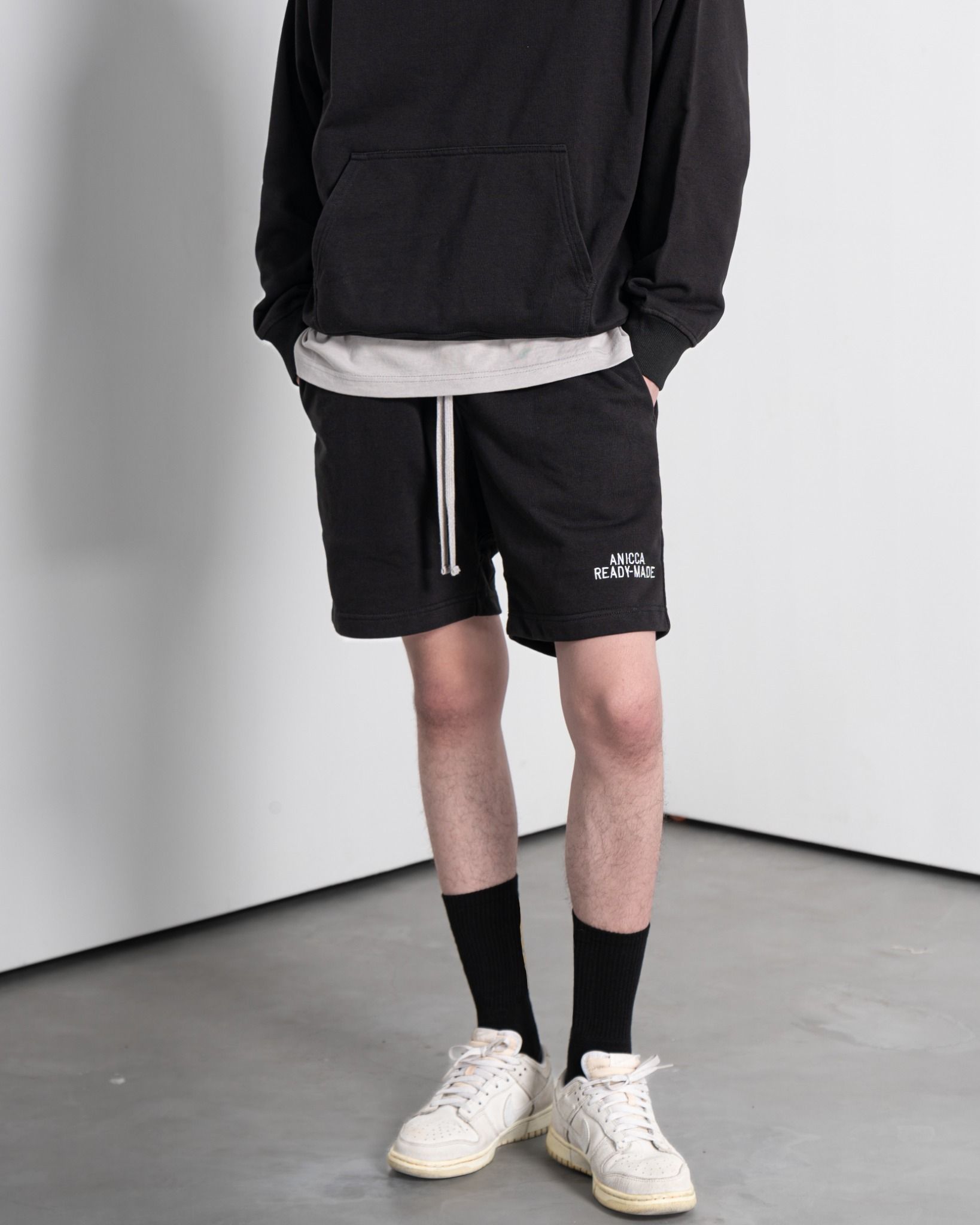 GUSSETED SHORTS - BLACK