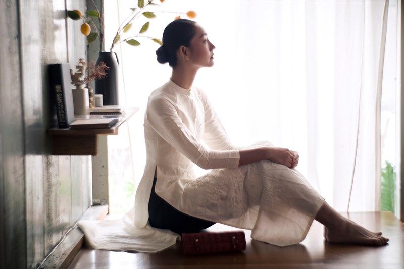 Áo Dài Tơ Tằm Thêu Hoa Phù Dung và Tigôn