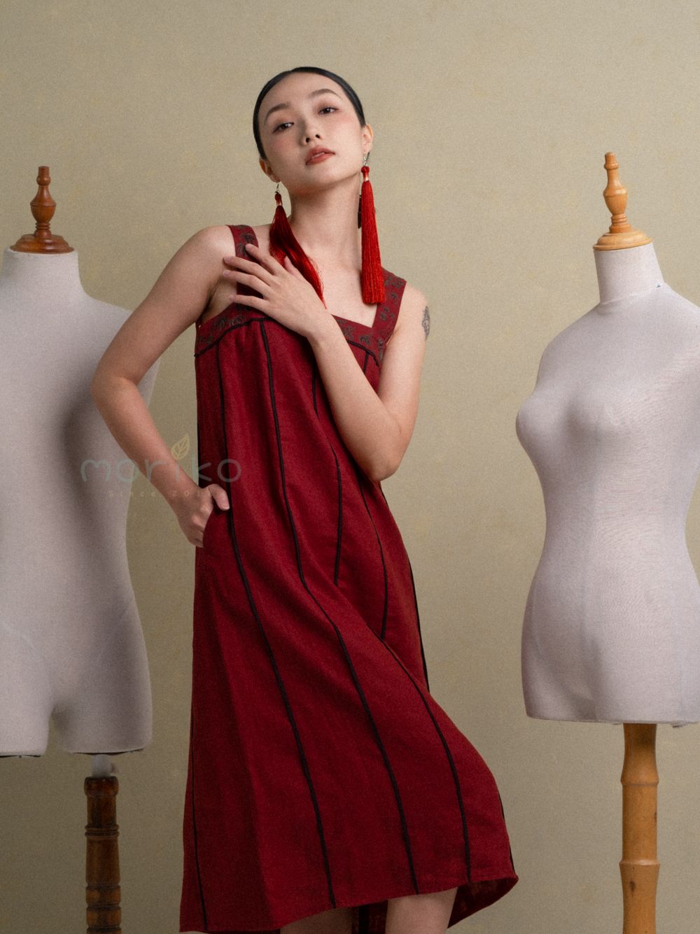 Đầm suông hai dây viền đen.