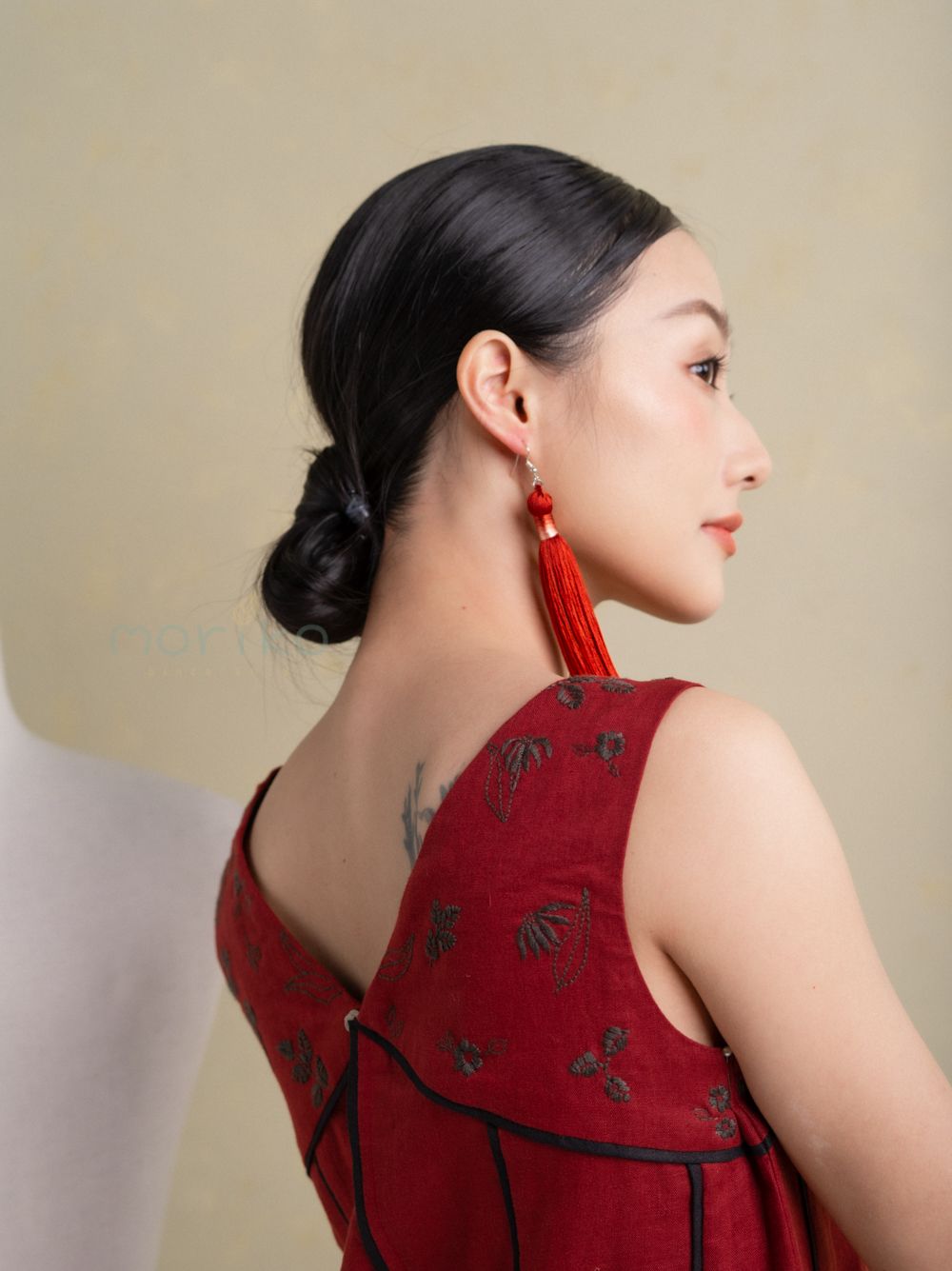 Đầm suông hai dây viền đen.