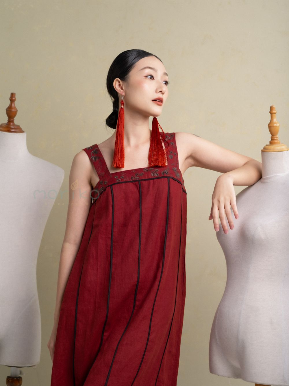 Đầm suông hai dây viền đen.