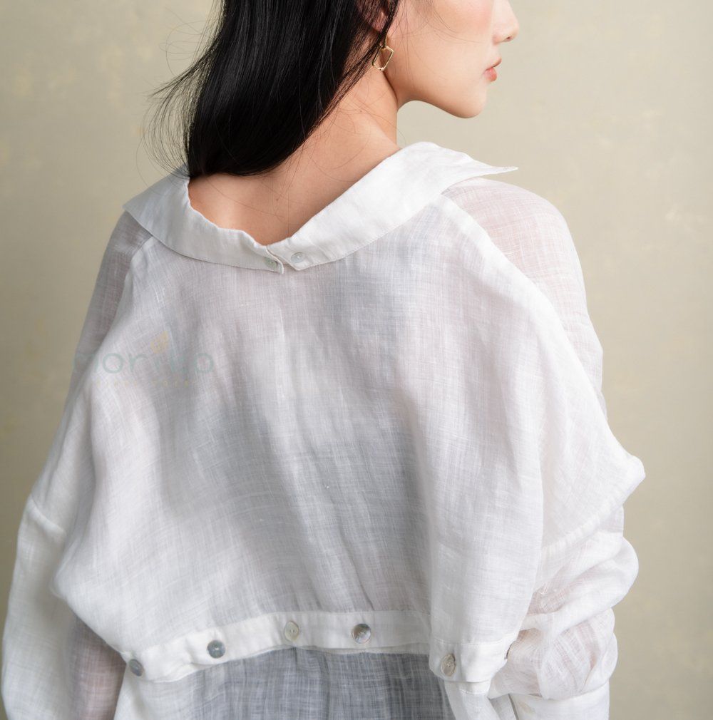 Áo Sơ mi Linen tơ trắng.