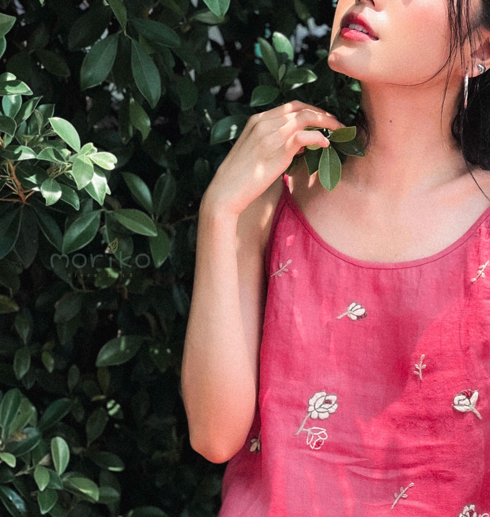 Đầm dây thêu hoa hồng