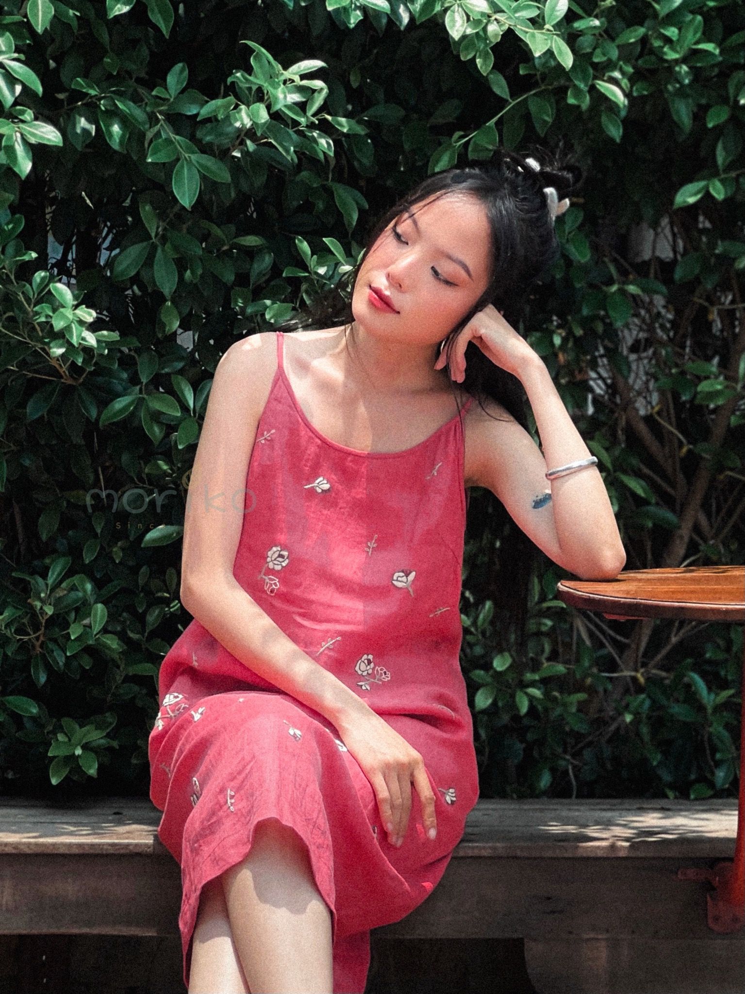 Đầm dây thêu hoa hồng