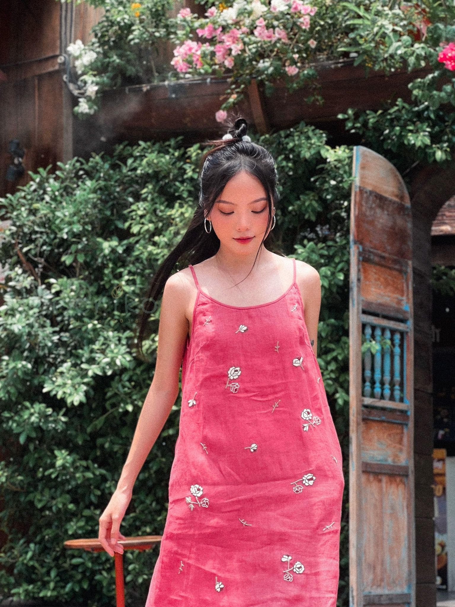 Đầm dây thêu hoa hồng