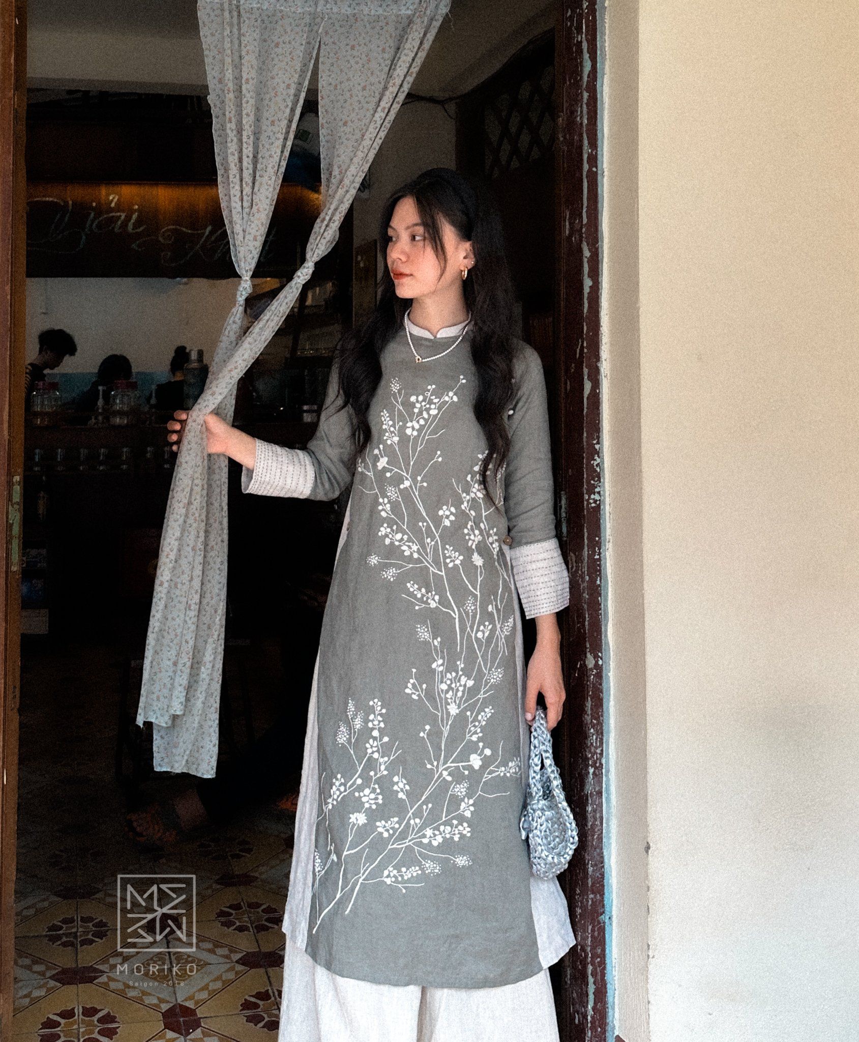 Áo dài thêu hoa mận trắng