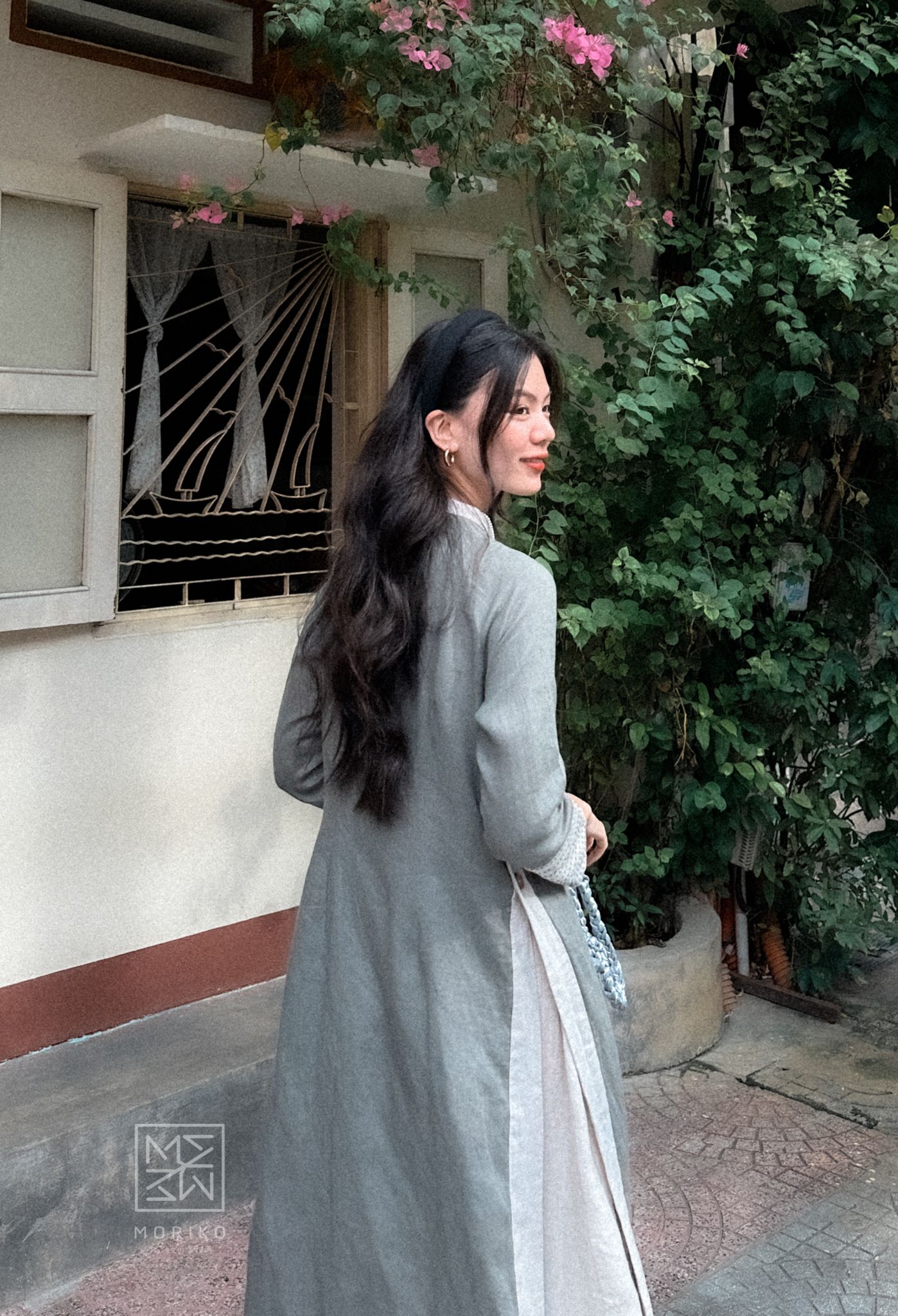 Áo dài thêu hoa mận trắng