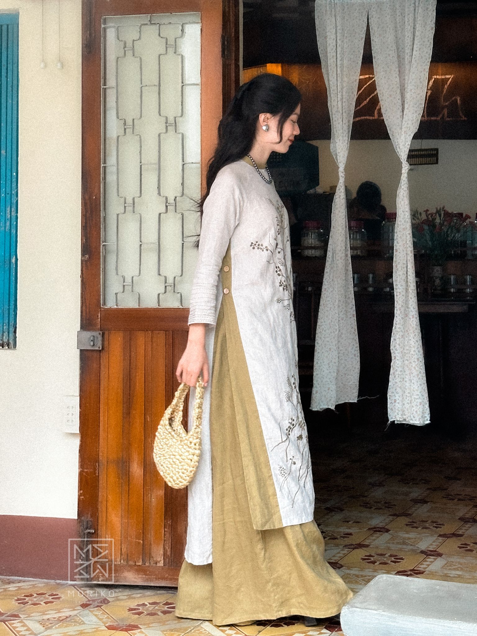 Áo dài thêu hoa mận trắng