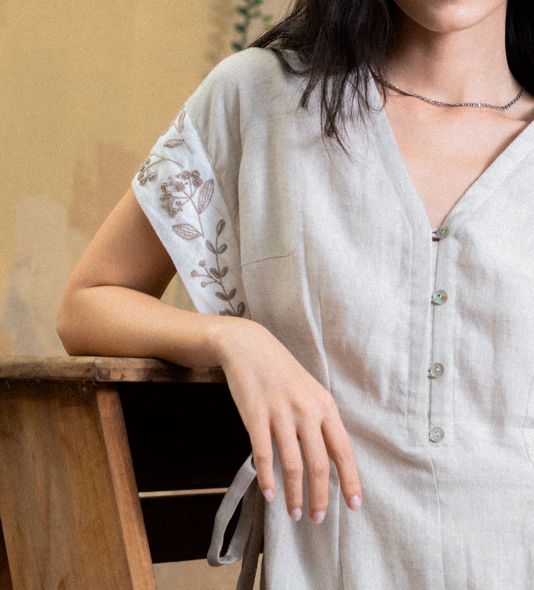 Đầm cổ V, ghép vải tay cánh dơi thêu hoa