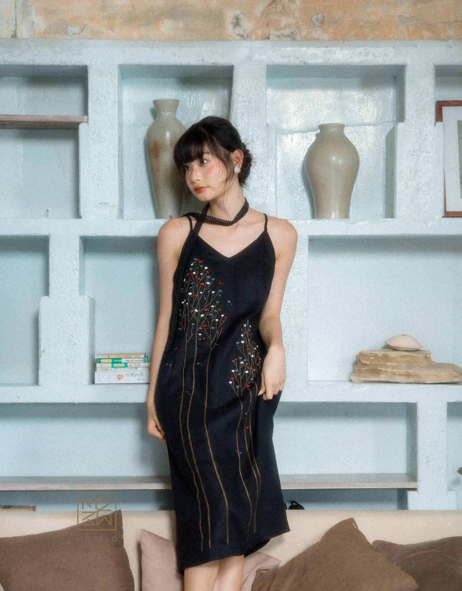 Đầm hai dây thêu cỏ lau sắc màu.