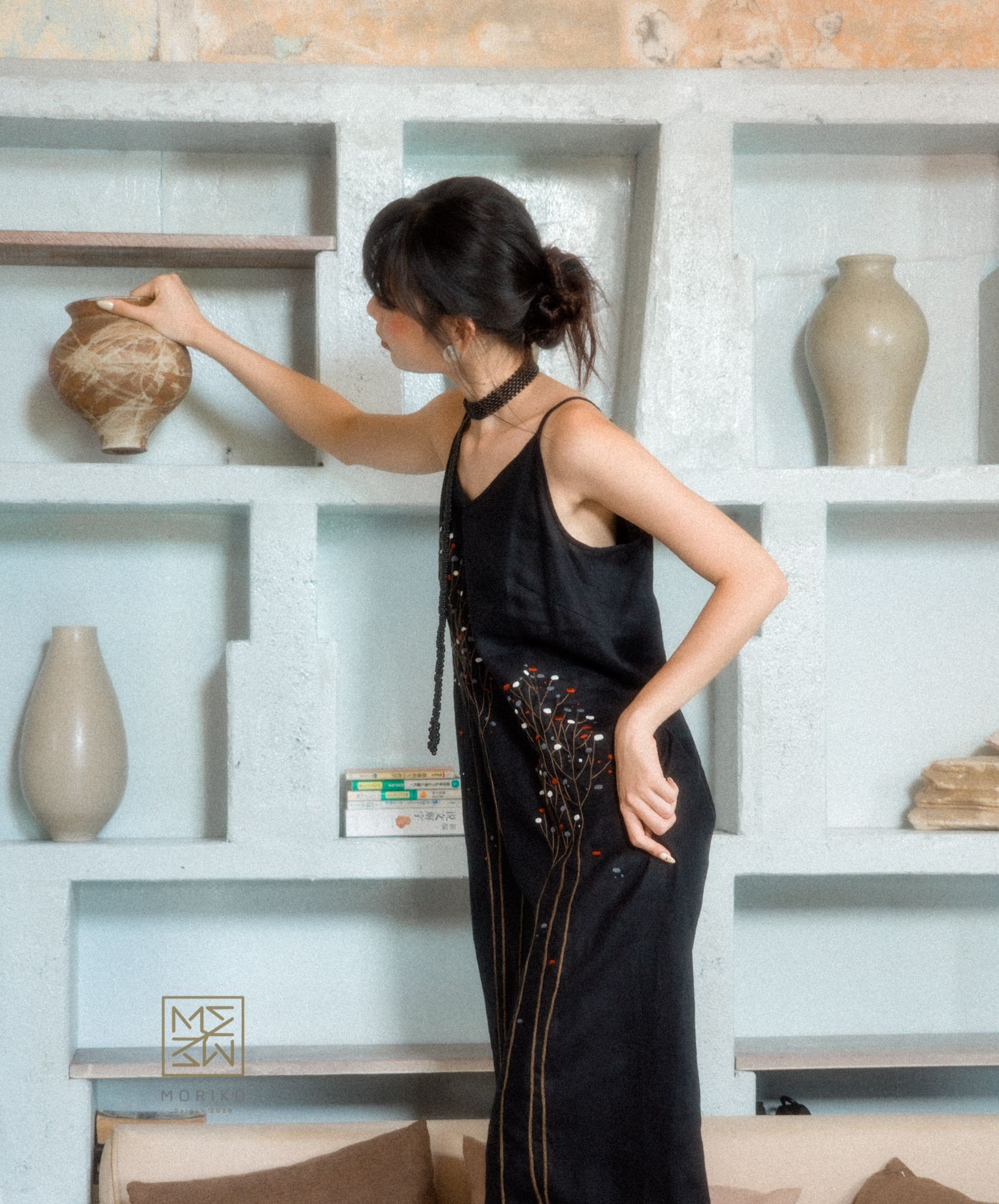 Đầm hai dây thêu cỏ lau sắc màu.