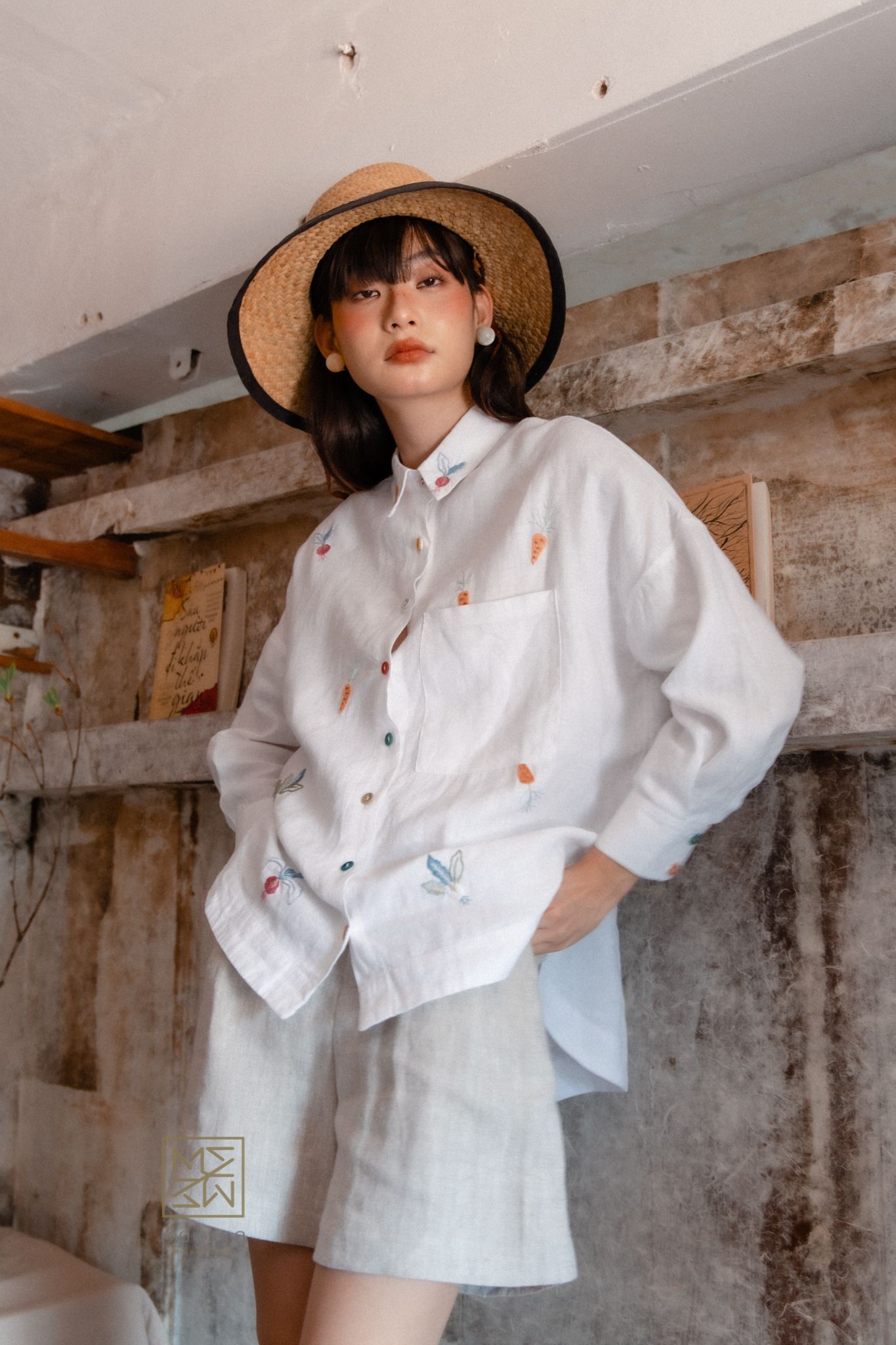 Áo sơ mi oversize thêu hoạ tiết theo chủ đề