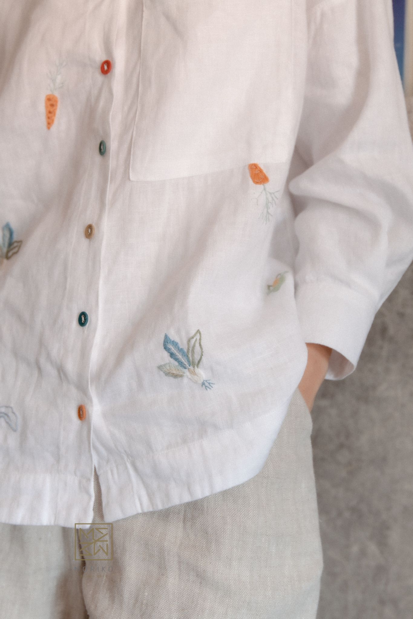 Áo sơ mi oversize thêu hoạ tiết theo chủ đề