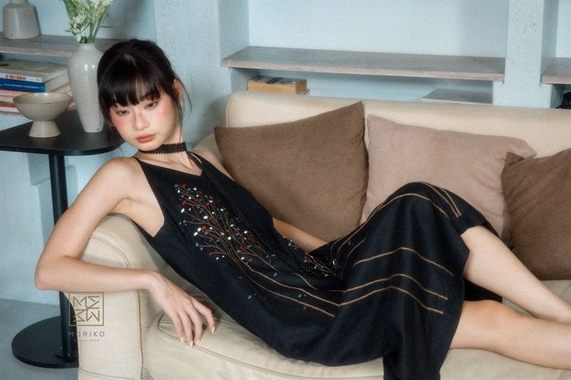 Đầm hai dây thêu cỏ lau sắc màu.