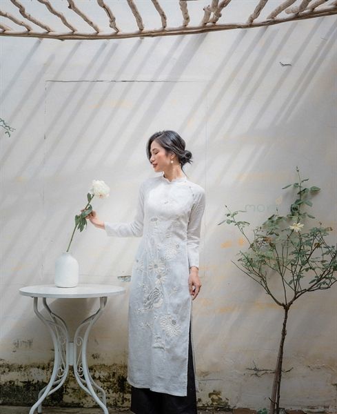 Áo Dài Linen Trắng Có Cổ Thêu Hoa Cúc