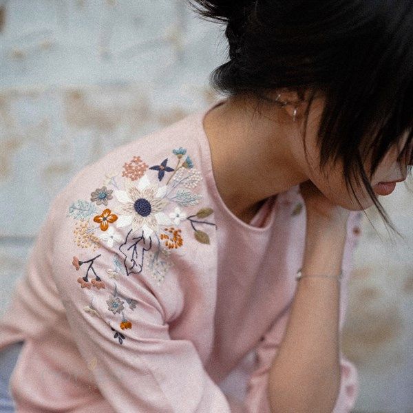 Áo Dài Linen Cổ Tròn Thêu Hoa Trên Vai