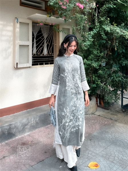Áo dài thêu hoa mận trắng