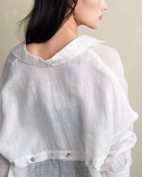 Áo Sơ mi Linen tơ trắng.