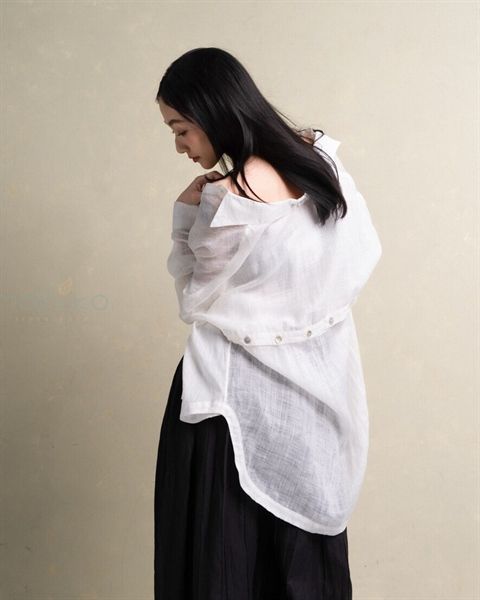 Áo Sơ mi Linen tơ trắng.