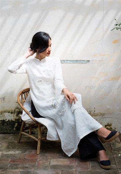 Áo Dài Linen Trắng Có Cổ Thêu Hoa Cúc