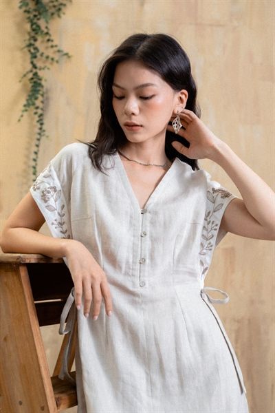 Đầm cổ V, ghép vải tay cánh dơi thêu hoa