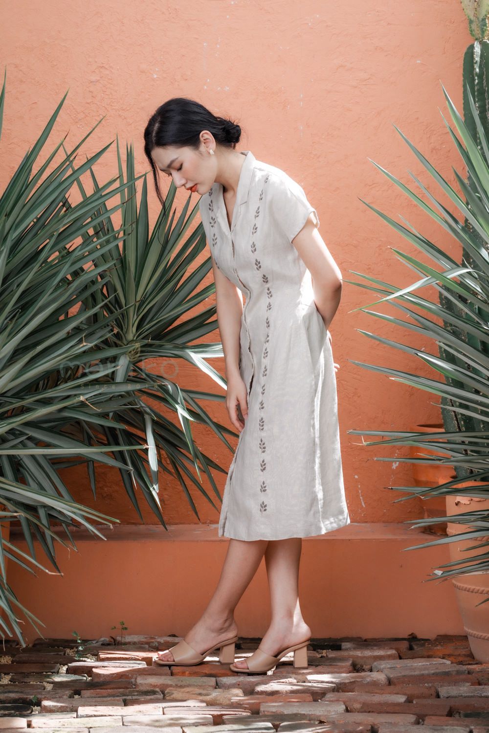 Đầm cổ vest tay ngắn