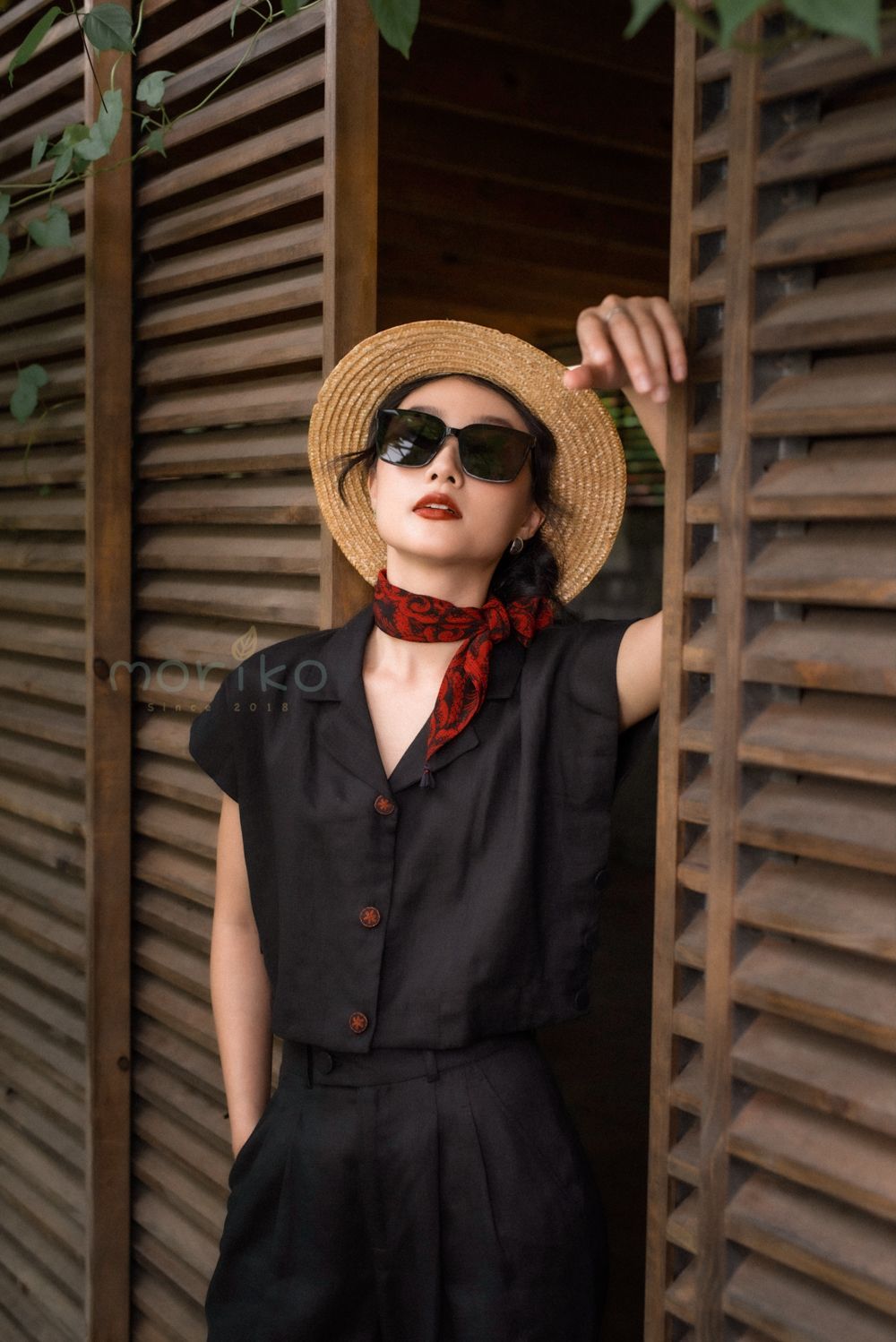 Áo croptop cổ vest thêu nút