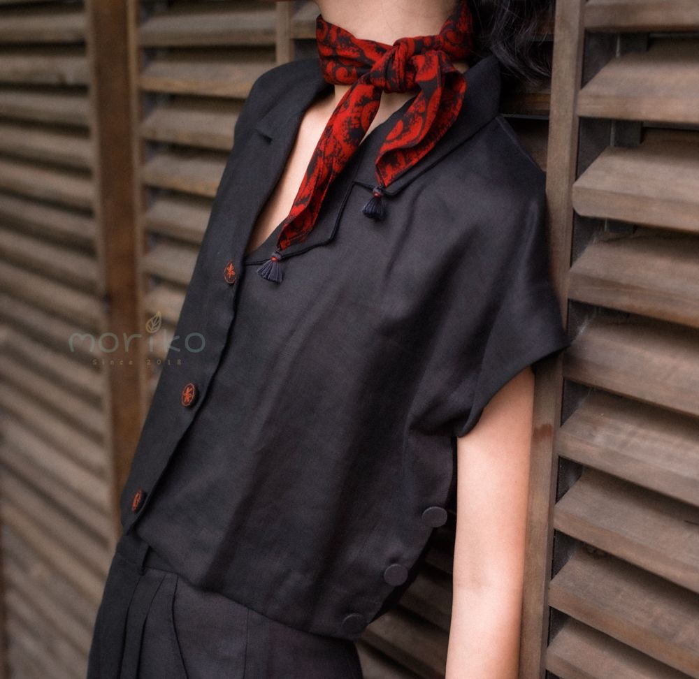 Áo croptop cổ vest thêu nút