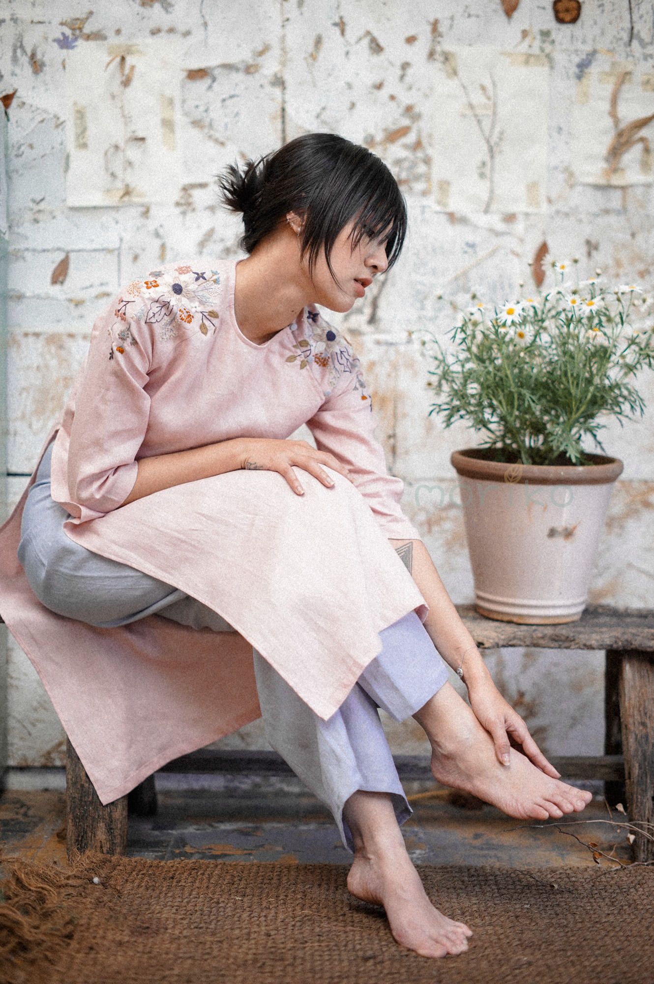 Áo Dài Linen Cổ Tròn Thêu Hoa Trên Vai