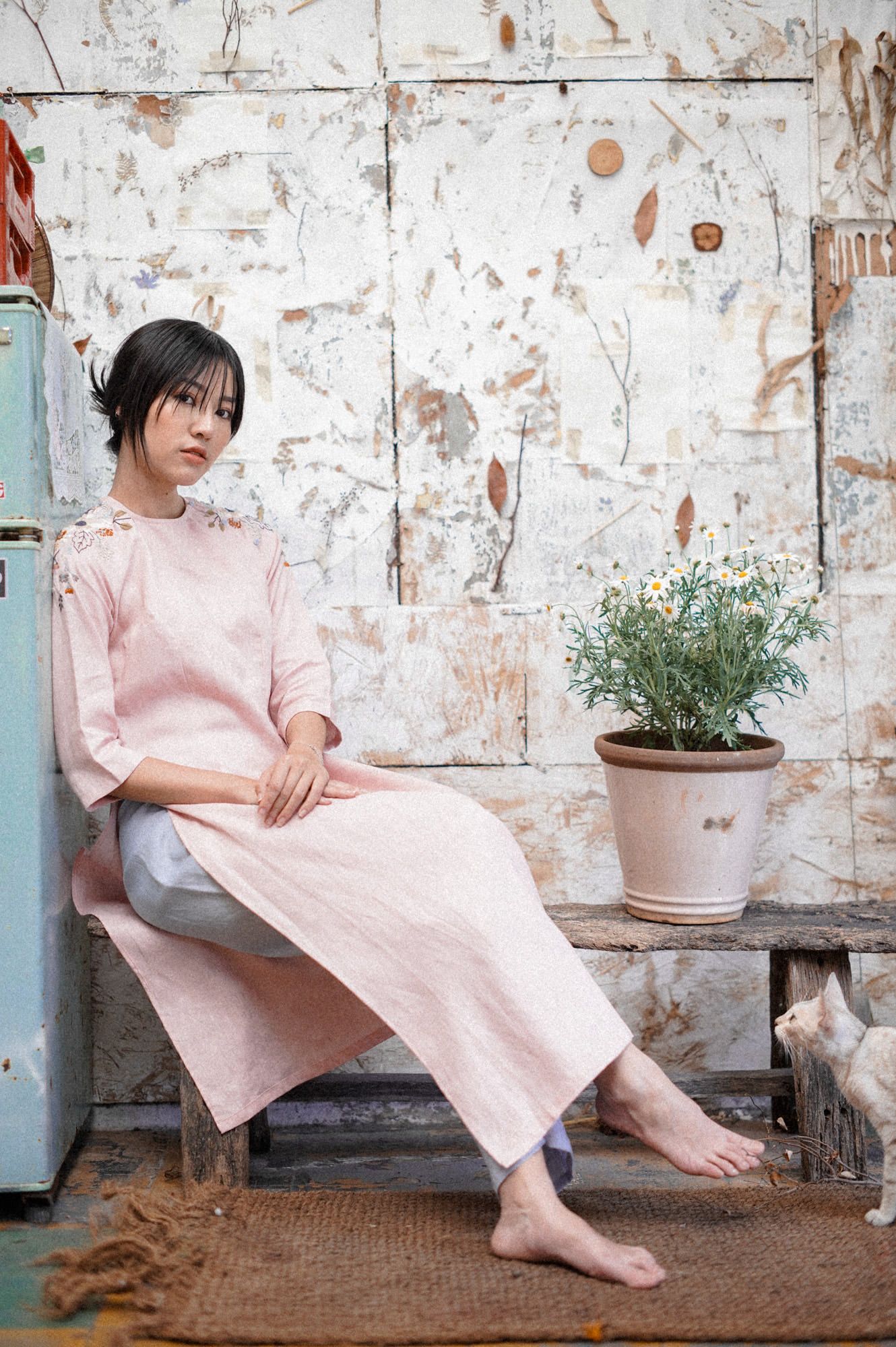 Áo Dài Linen Cổ Tròn Thêu Hoa Trên Vai