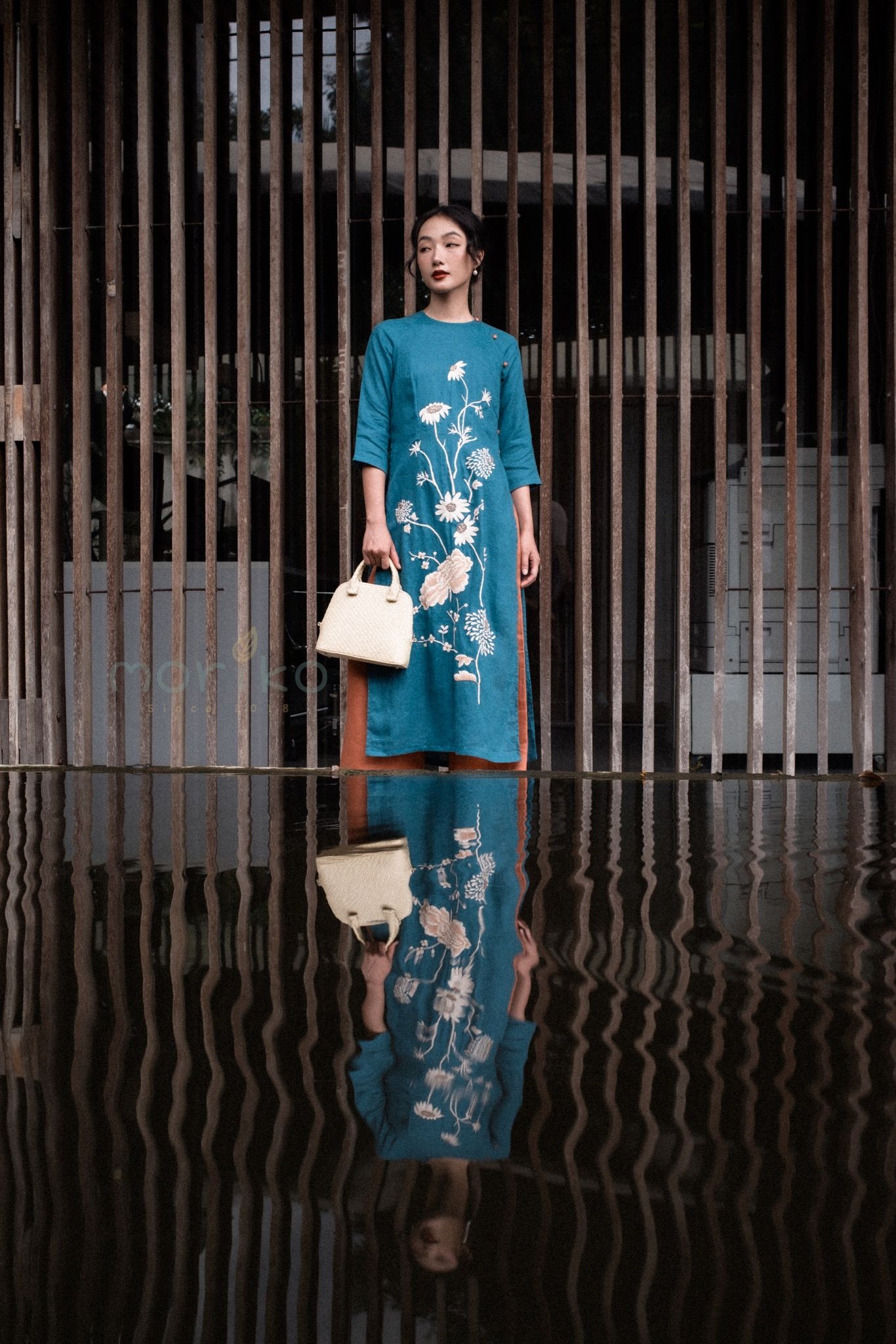Áo Dài Linen Cổ Tròn Thêu Hoa Cúc