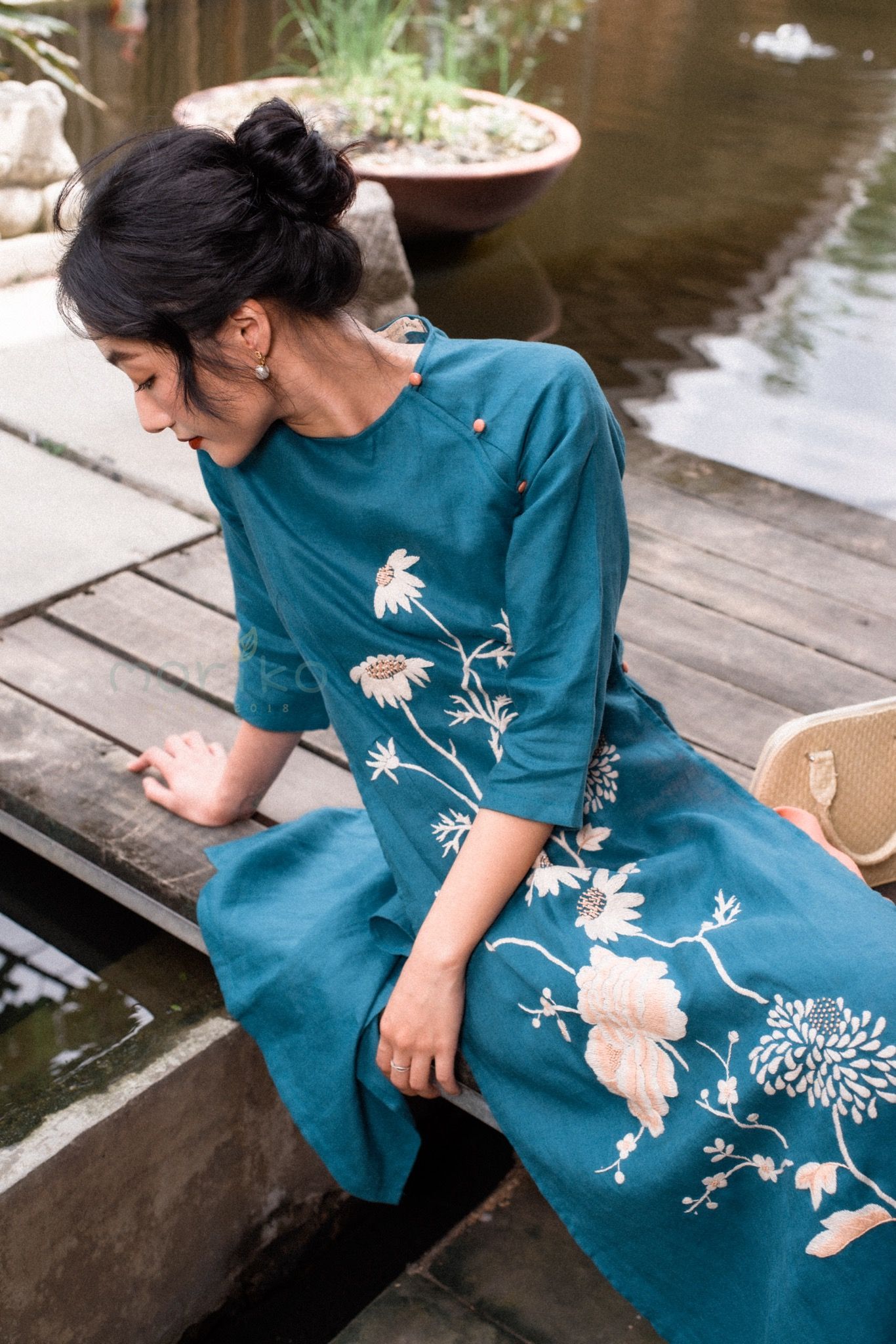 Áo Dài Linen Cổ Tròn Thêu Hoa Cúc