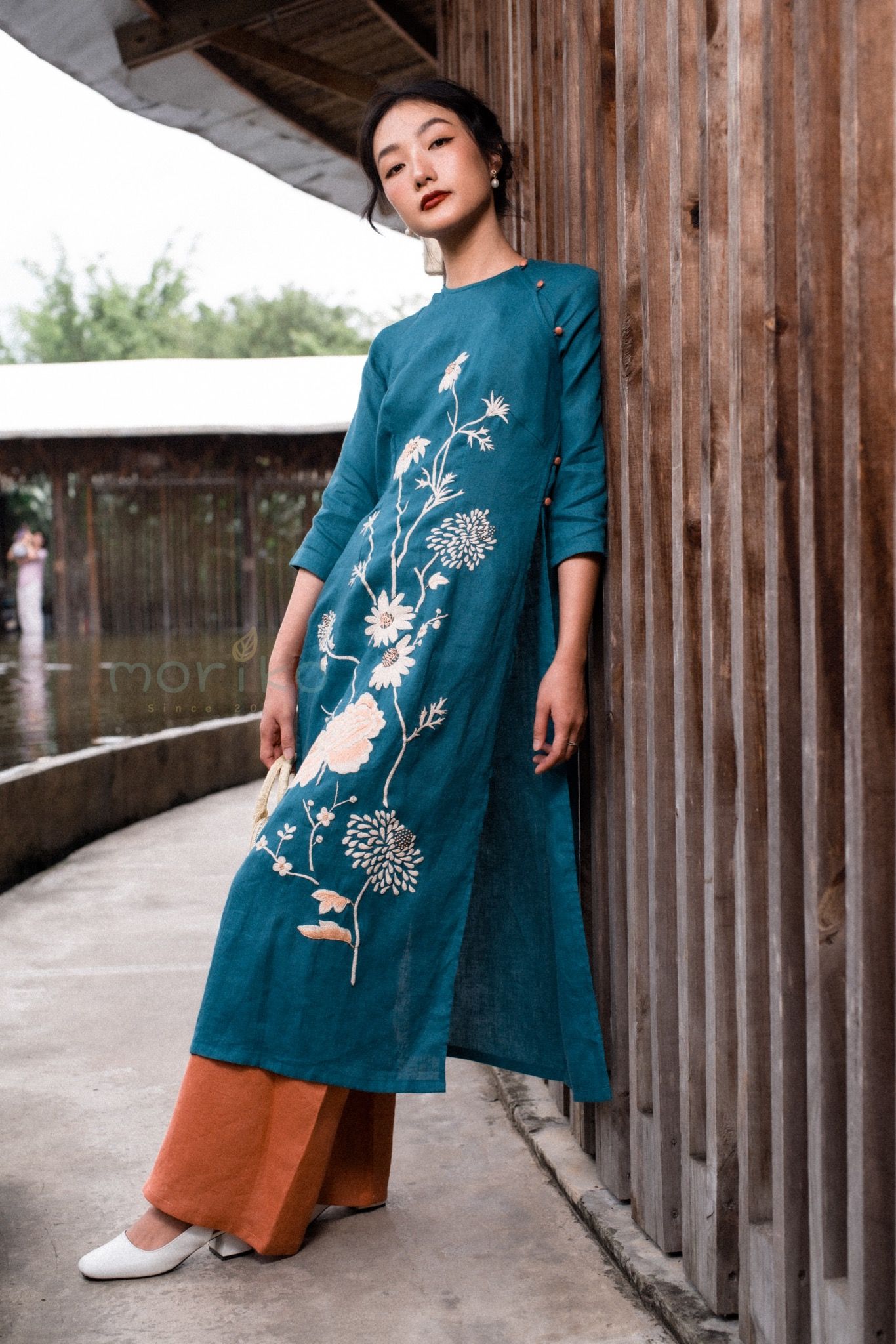 Áo Dài Linen Cổ Tròn Thêu Hoa Cúc