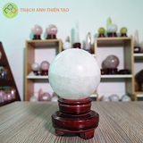 Cầu thạch anh trắng dừa nặng 0.825kg, đường kính 8.4cm