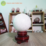 Cầu thạch anh trắng dừa nặng 1.240kg, đường kính 9.6cm