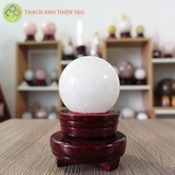Cầu thạch anh trắng dừa nặng 0.56kg, đường kính 7.4 cm