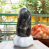 Trụ thạch anh đen nặng 9,6kg, cao 40cm