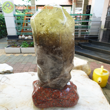 Trụ thạch anh vàng nặng 31,6kg, cao 67cm