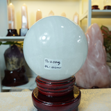 Cầu thạch anh trắng dừa nặng 2.03kg, đường kính 11cm