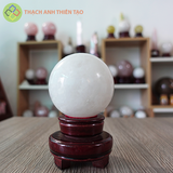 Cầu thạch anh trắng dừa nặng 0.638kg, đường kính 7.7 cm