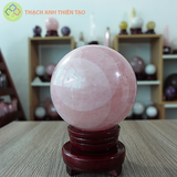 Cầu thạch anh hồng nặng 2.41kg, đường kính 11.9cm