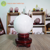 Cầu thạch anh trắng dừa nặng 0.978kg, đường kính 8.8cm